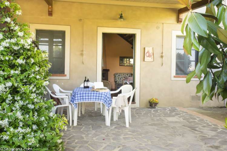 Bildet viser inngangsparti og terrasse til leiligheten Melograno, på feriebostedet Girasole, vingård med 10 leiligheter og gangavstand til landsby.