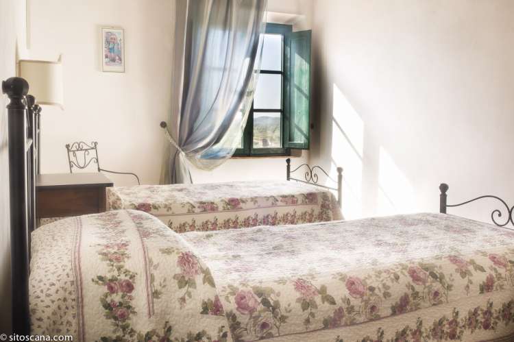 Bildet viser soverom med to enkeltsenger i leiligheten Girasole på feriebostedet Girasole, vingård med 10 leiligheter og gangavstand til landsby.