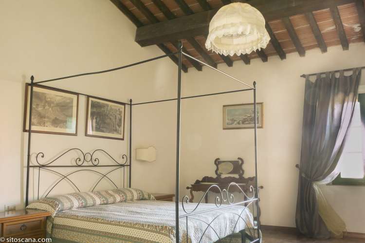 Bildet viser ett av soverommene med dobbeltseng i leiligheten Girasole på feriebostedet Girasole, vingård med 10 leiligheter og gangavstand til landsby.