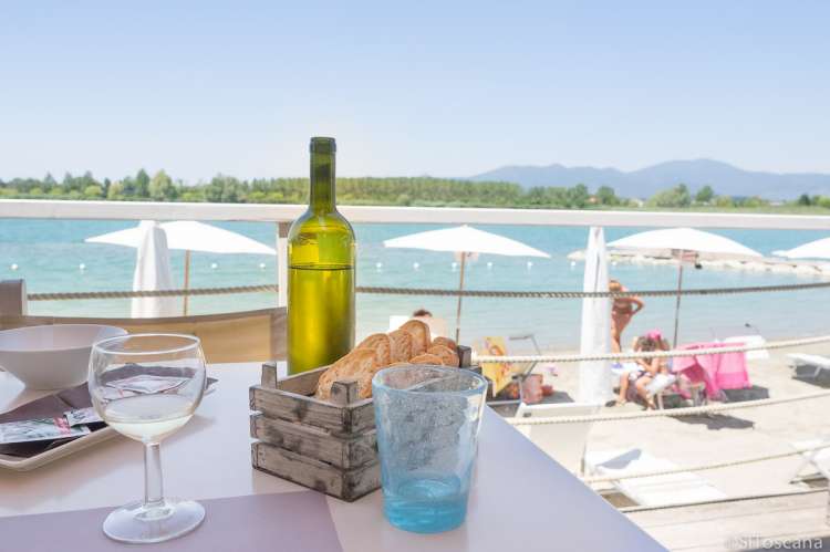 Bildet viser restaurant med utsikt til innsjø i Toscana nært Pisa.