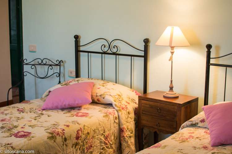 Bildet viser soverom med to enkeltsenger i leiligheten Margherita på feriebostedet Girasole, vingård med 10 leiligheter og gangavstand til landsby.