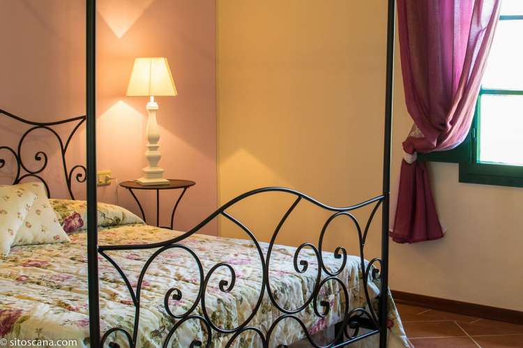 Bildet viser soverom med dobbeltseng i leiligheten Glicine på feriebostedet Girasole, vingård med 10 leiligheter og gangavstand til landsby.