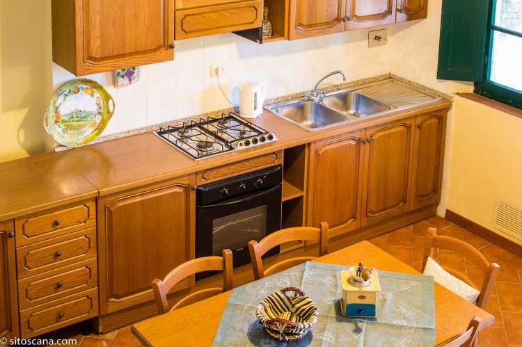 Bildet viser oppholdssrom med kjøkken i leiligheten Edera på feriebostedet Girasole, vingård med 10 leiligheter og gangavstand til landsby.