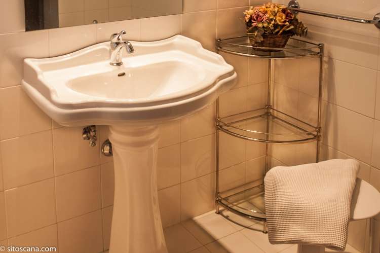 Bildet viser badet i leiligheten Margherita på feriebostedet Girasole, vingård med 10 leiligheter og gangavstand til landsby.