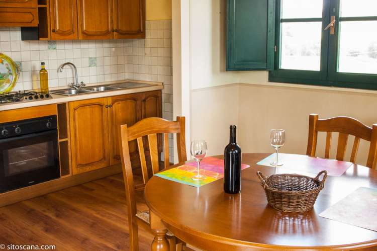 Bildet viser oppholdsrom med kjøkken og spisebord i leiligheten Margherita på feriebostedet Girasole, vingård med 10 leiligheter og gangavstand til landsby.