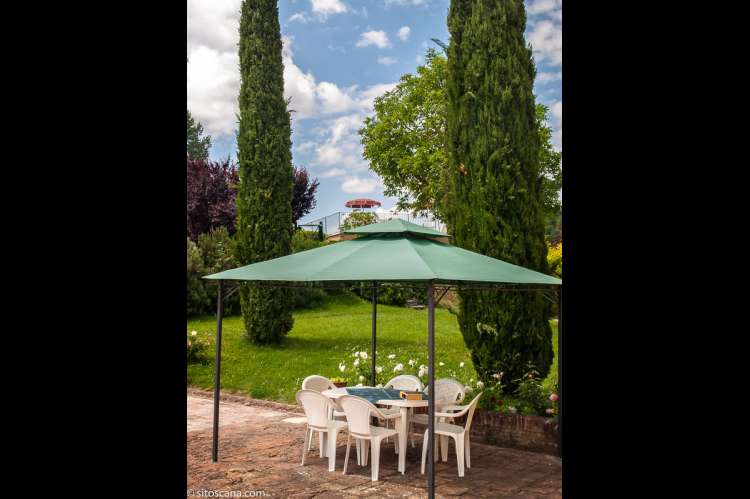 Bildet viser uteplassen til leiligheten Margherita på feriebostedet Girasole, vingård med 10 leiligheter og gangavstand til landsby.