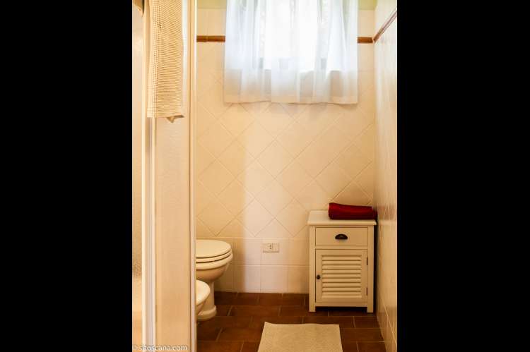 Bildet viser litt av badet i leiligheten Glicine på feriebostedet Girasole, vingård med 10 leiligheter og gangavstand til landsby.