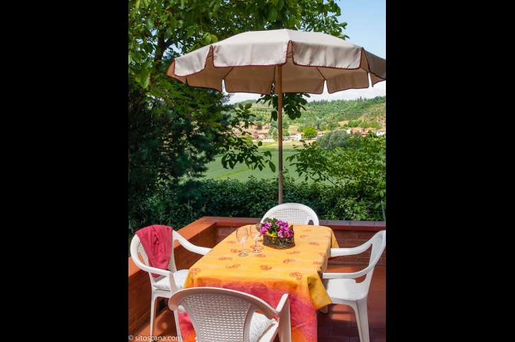Bildet viser terrassen til leiligheten Glicine på feriebostedet Girasole, vingård med 10 leiligheter og gangavstand til landsby.