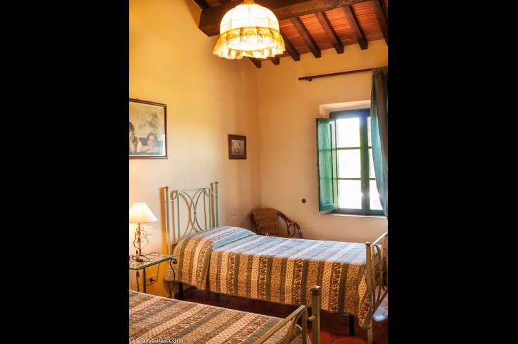 Bildet viser soverom med to enkeltsenger i leiligheten Edera på feriebostedet Girasole, vingård med 10 leiligheter og gangavstand til landsby.