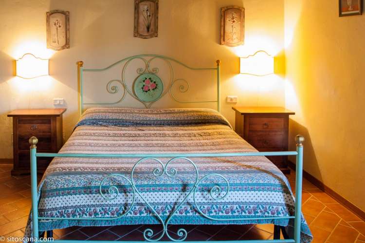 Bildet viser soverom med dobbeltseng i leiligheten Edera på feriebostedet Girasole, vingård med 10 leiligheter og gangavstand til landsby.