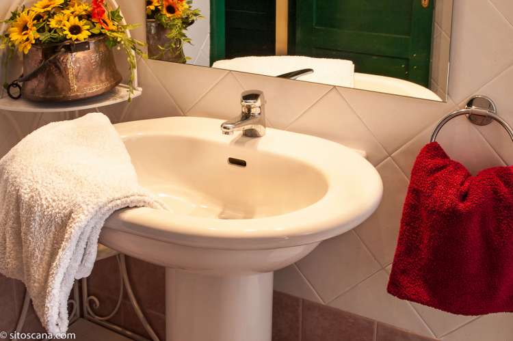 Bildet viser badet i leiligheten Melograno på feriebostedet Girasole, vingård med 10 leiligheter og gangavstand til landsby.