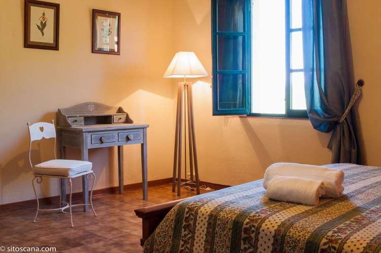 Bildet viser soverom med dobbeltseng i leiligheten Melograno på feriebostedet Girasole, vingård med 10 leiligheter og gangavstand til landsby.