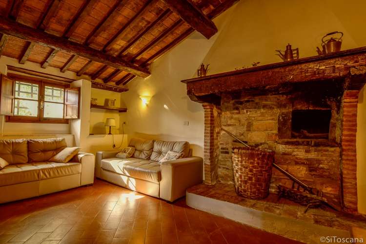 Bildet viser stua i 2. etg. i Villa Pace.  Salong og stor peis. 