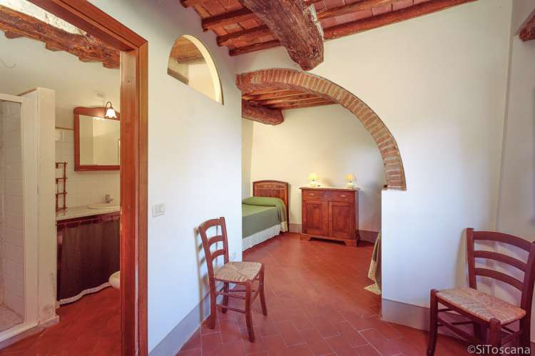 Bildet viser ett av soverommene og badet i 1. etg. i Villa Pace. 