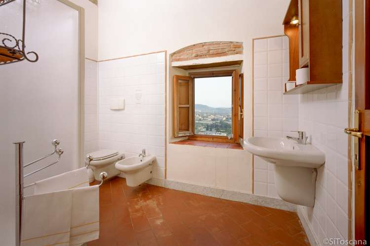 Bildet viser ett av badene i Villa Pace.  Vindu med utsikt mot Pisa