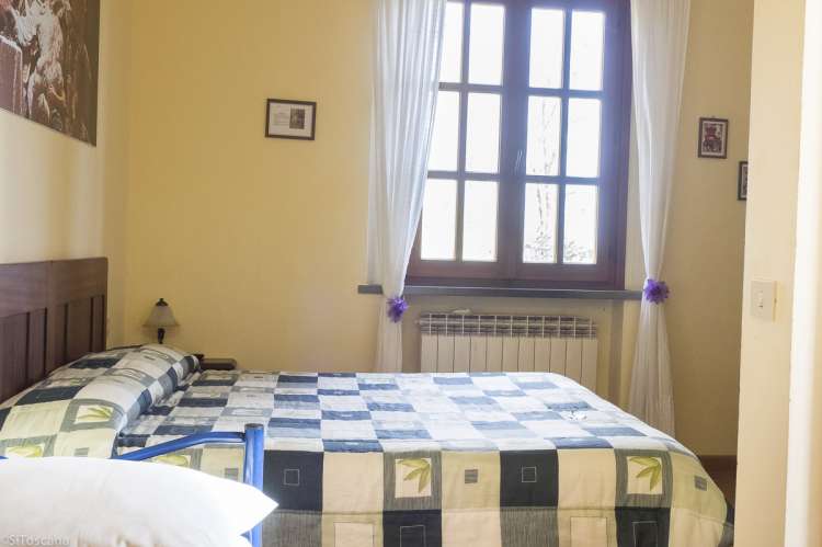 Rom nr. 12 har en dobbeltseng og en enkeltseng. Rom nr. 12 med dobbeltseng på vingården Podere Cenni ved San Miniato. Foto.