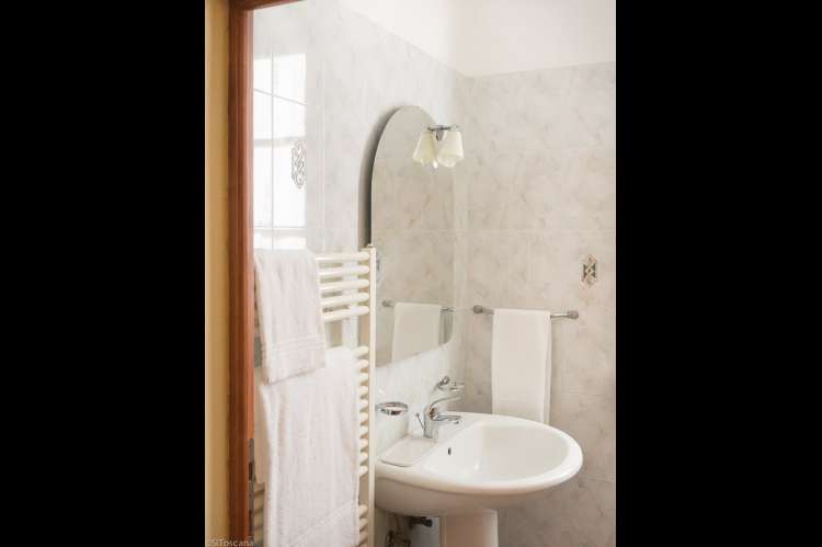 Bad i rom nr. 12. Bad i rom nr. 12 på vingården Podere Cenni ved San Miniato. Foto.