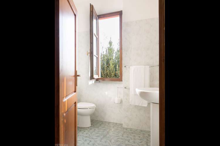 Bad i rom nr. 11 Bad i rom nr. 11 på vingården Podere Cenni ved San Miniato. Foto.