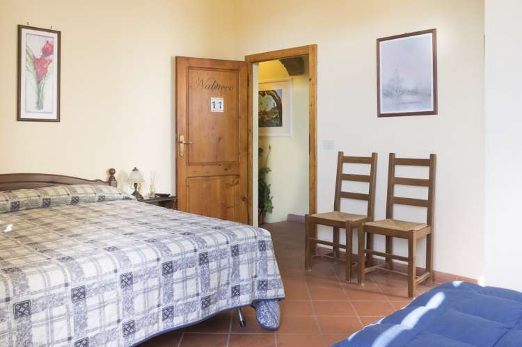 Rom nr. 11. Dobbeltseng i rom nr. 11 på vingården Podere Cenni ved San Miniato. Foto.