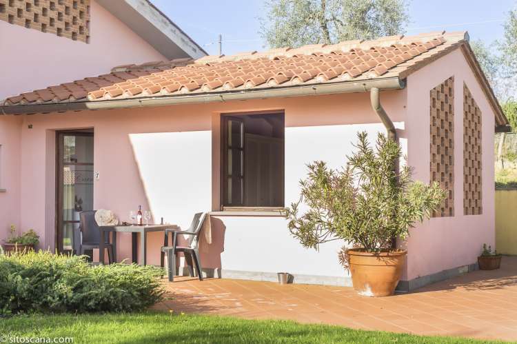 Suite nr. 7. Uteplass og inngangsparti Suite nr. 7 med inngangsdør og uteplass på vingården Podere Cenni utenfor San Miniato. Foto.