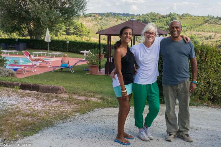 Vinbonde og huseier Ezio sammen med vertskapet Rachele og Lucia. Vinbonde, huseier og vertskap på vingården Podere Cenni utenfor San Miniato. Foto.
