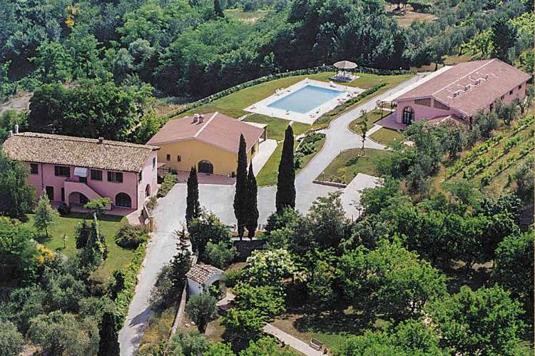 Huset med de 10 suitene til høyre. Til venstre er huset med de 3 rommene. I midten er spisestedet. Flyfoto av vingården Podere Cenni utenfor San Miniato. Foto.