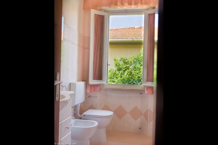 Vera har ett bad, som ble pusset opp i 2015. Bildet viser bad i feriehus i Toscana.