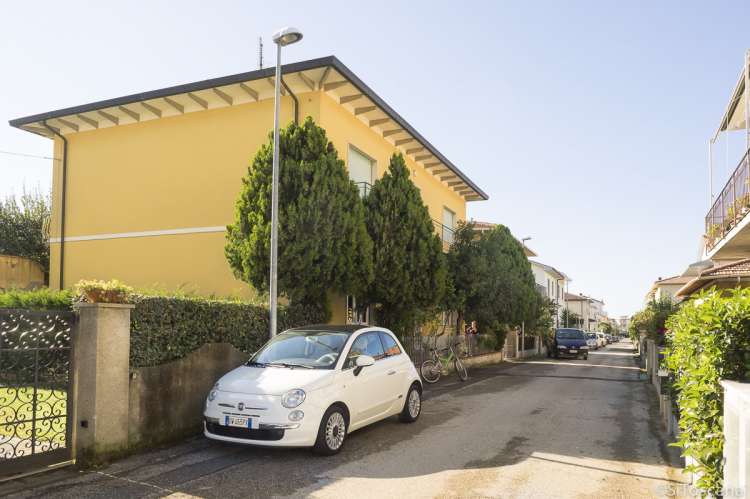 Casa Mancini ligger i rolig boligområde, bare 400 meter fra sentrum av badebyen Vada. Bildet viser feriehuset Casa Mancini i badeby sør for Pisa i Toscana.