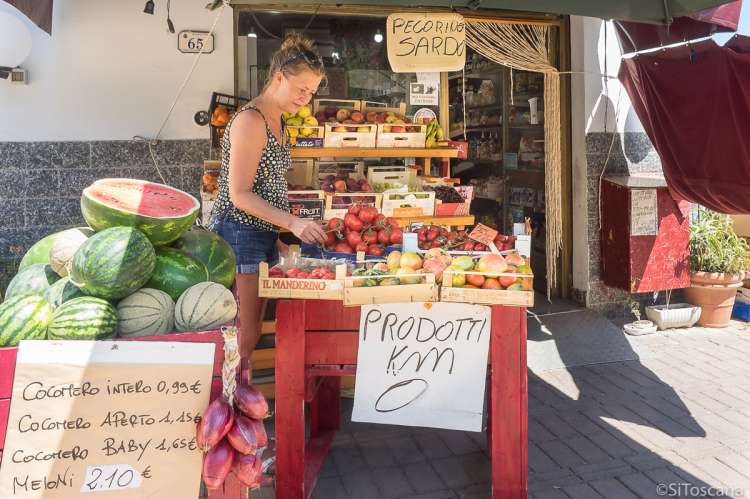 I sentrum av Vada (400 m) er det flere butikker. Bildet viser grønnsaksbutikk i sentrum av badebyen Vada sør for Pisa i Toscana.