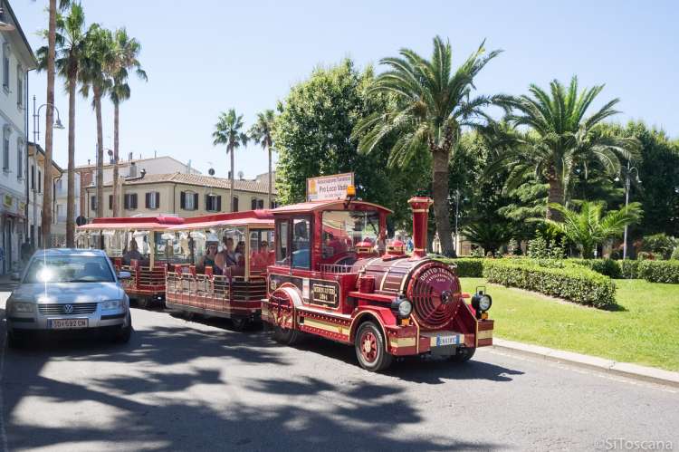 Et lite tog går som shuttle mellom alle strendene i Vada. Bildet viser lite tog i sentrum av badebyen Vada sør for Pisa i Toscana.