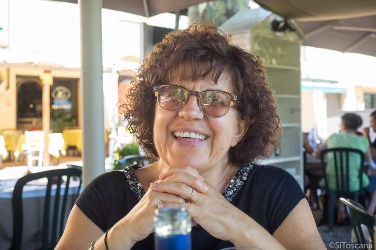 Vertinnen Nadia snakker engelsk og bo i parallellgata til Casa Mancini. Bildet viser vertinne i feriehuset Casa Mancini i badeby sør for Pisa i Toscana.