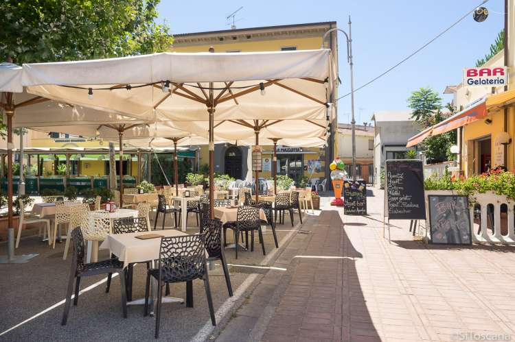 I sentrum av Vada (400 m) er det flere gode spisesteder. Bildet viser uteservering på restaurant i badebyen Vada i Toscana.
