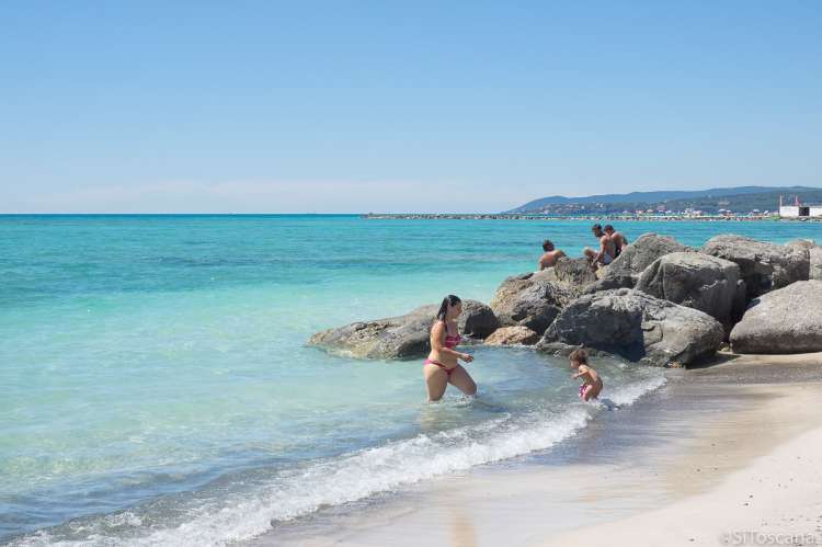 Fra Casa Mancini er det knapt 1 km til nærmeste strand. Bildet viser barn som bader på sandstrand i badeby i Toscana i Italia.