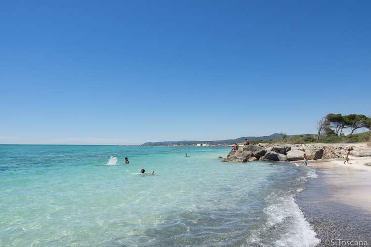 Fra Casa Mancini er det knapt 1 km til nærmeste strand. Bildet viser blått hav og rene strender i badebyen Vada sør for Pisa i Italia.