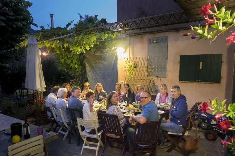 Vennegruppe invitert til middag på den store terrassen. Pizza og italiensk mat.  Foto.