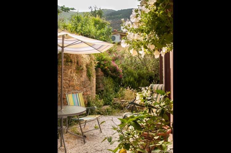 Foto fra terrassen til ferieboligen Marianne. Utsikt mot de grønne åsene omkring.   