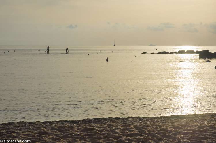 Bildet viser solnedgang i badebyen Castiglioncello ved ferieboligen Vito al Mare.