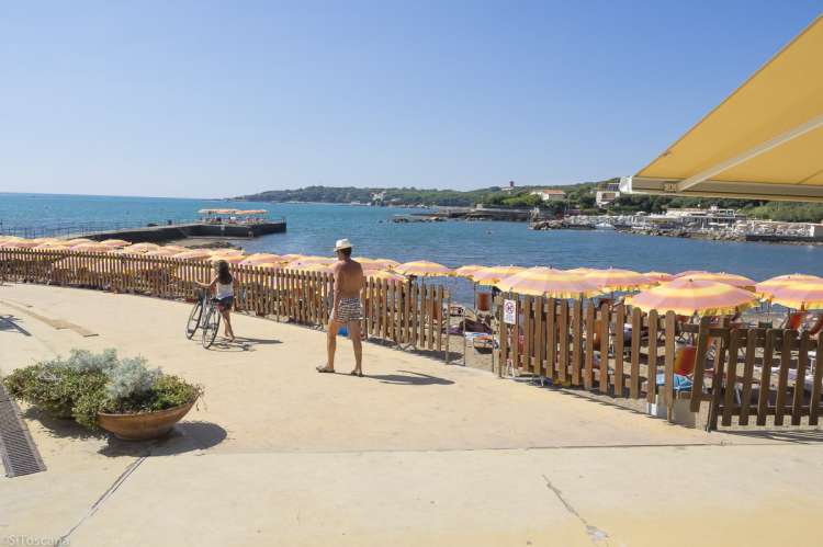 Bildet viser strandpromenaden i feriebyen Castiglioncello.