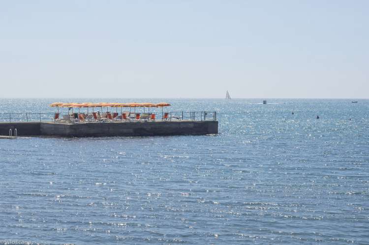 Bildet viser utsikt fra stranda i feriebyen Castiglioncello.