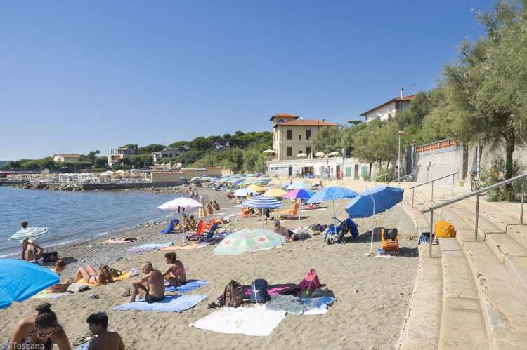 Bildet viser sommeridyll på stranda i Castiglioncello ved ferieleiligheten Vito al Mare.