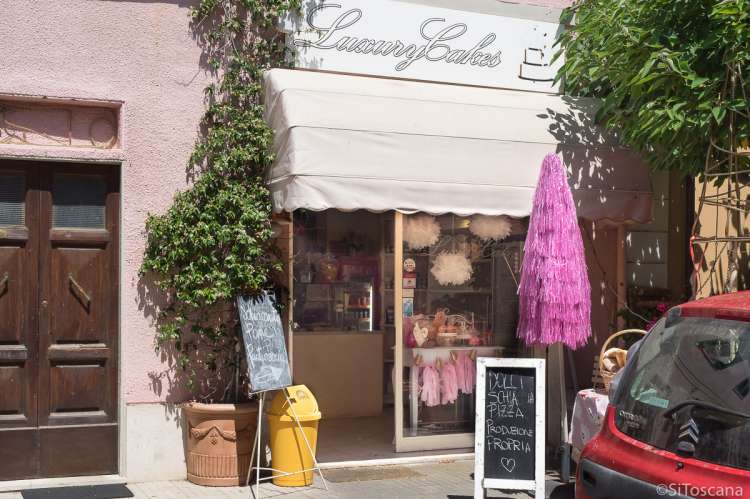 Bildet viser baker i sentrum av badebyen Castiglioncello ved ferieleiligheten Vito al Mare.