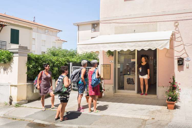 Bildet viser matbutikk i sentrum av badebyen Castiglioncello ved ferieleiligheten Vito al Mare.