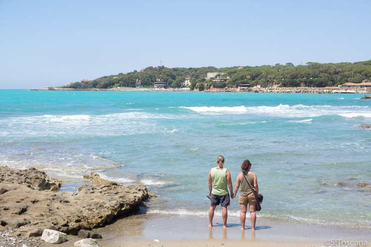 Bildet viser par ved havet i badebyen Castiglioncello ved Middelhavet.
