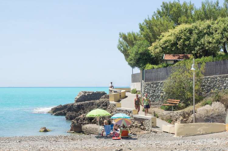 Bildet viser en av buktene med strand og promenade i badebyen Castiglioncello.