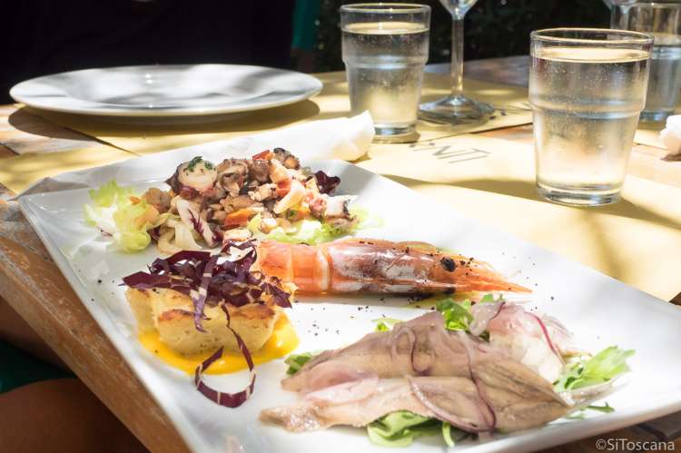 Bildet viser sjømat på restaurant i badebyen Castiglioncello.