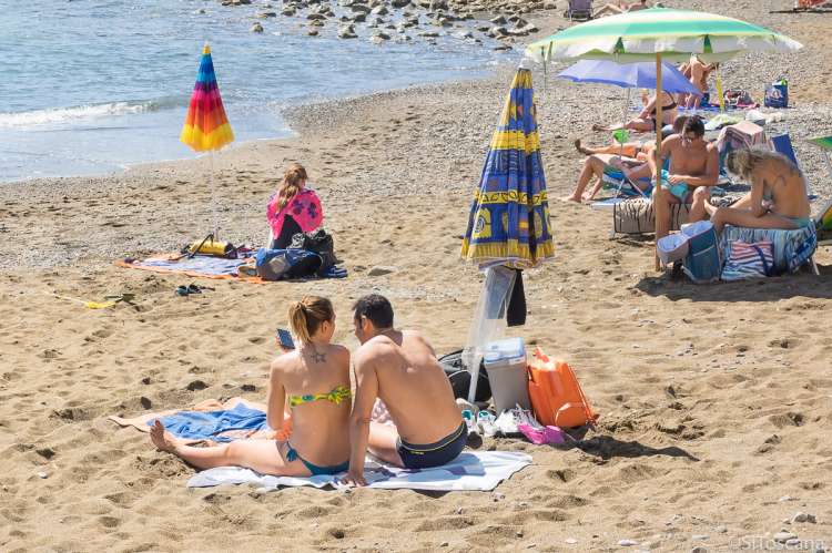 Bildet viser sandstrand med parasoller i feriebyen Castiglioncello.