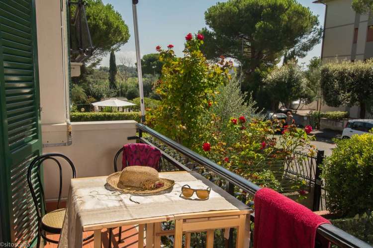 Bildet viser balkong i feriehuset Vito al Mare i Castiglioncello sør for Pisa.