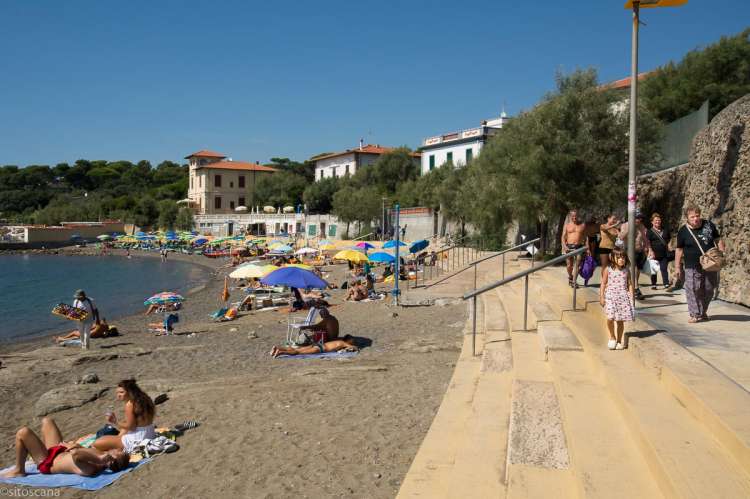 Bildet viser sandstrand i Castiglioncello ved feriehuset Vito al Mare.