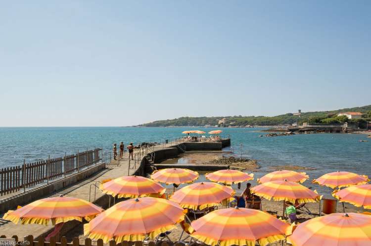 Bildet viser oransje parasoller ved sjøen i Castiglioncello.