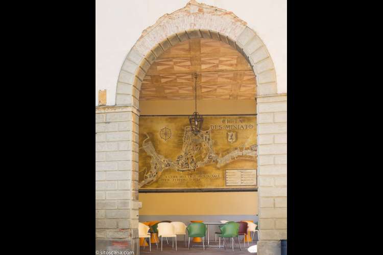 Til middelalderbyen San Miniato er det 3,5 km. Her finnes et godt utvalg av butikker, kafèer og spisesteder. Bilde av en vakker bue og vegg der det serveres mat og drikke fra restauranten like over gata.